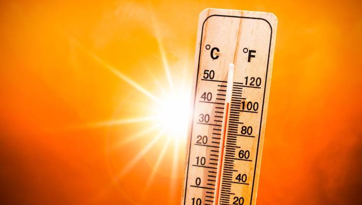 Il sole e un termometro che segna 40°C