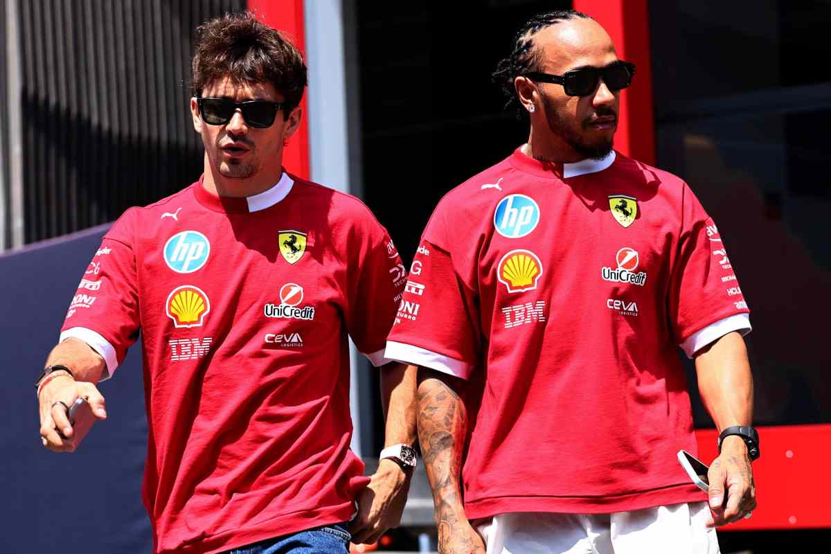Charles Leclerc con Lewis Hamilton nel paddock