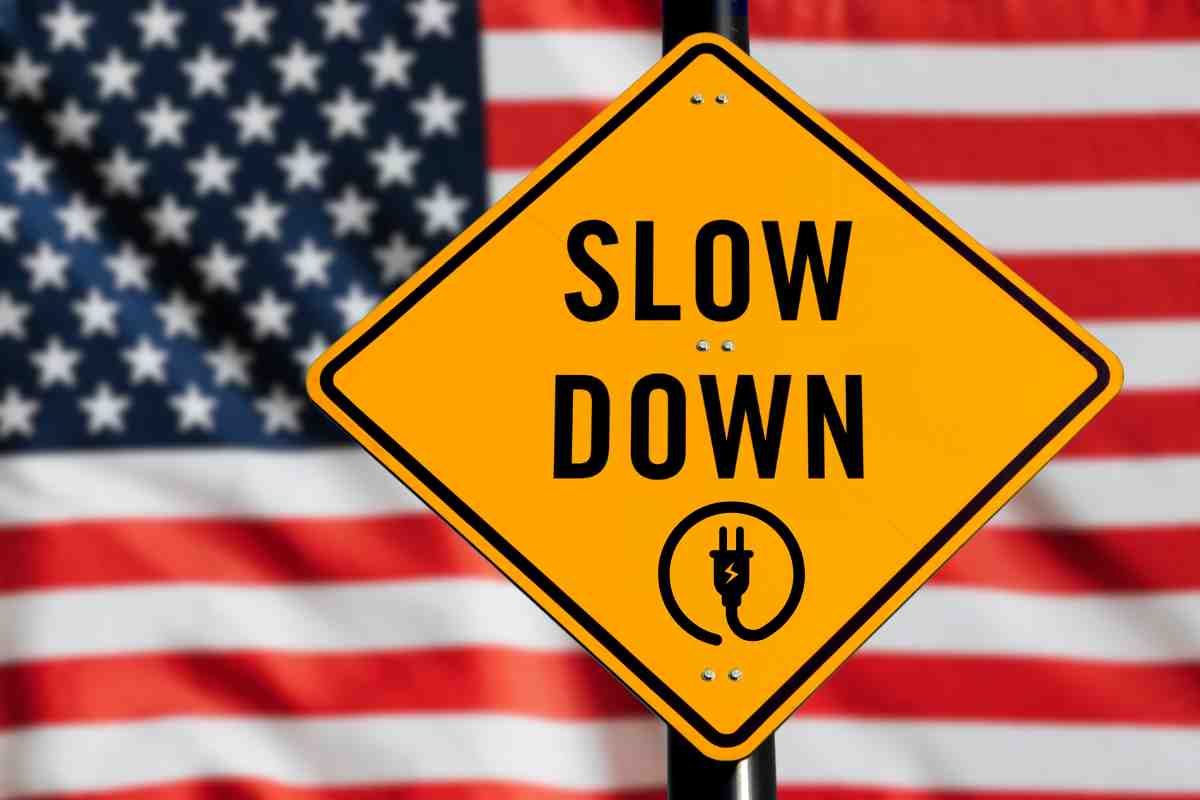 Il colosso americano ridimensione l'elettrico: