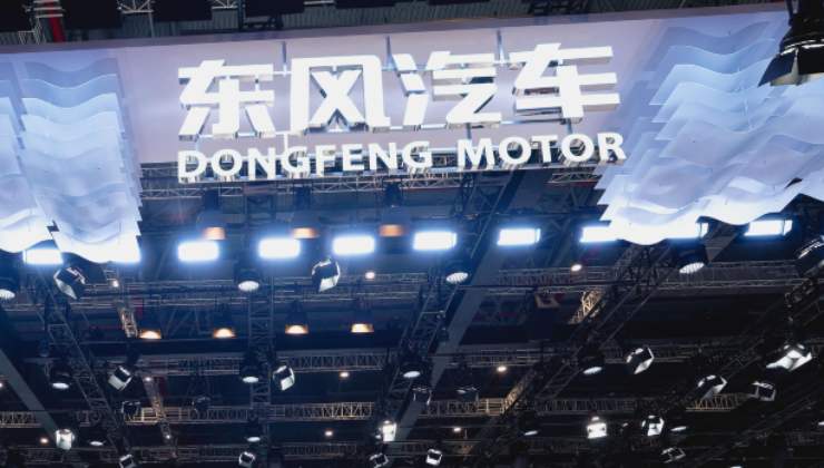 Le scritta Dongfen Motor nel corso di un salone