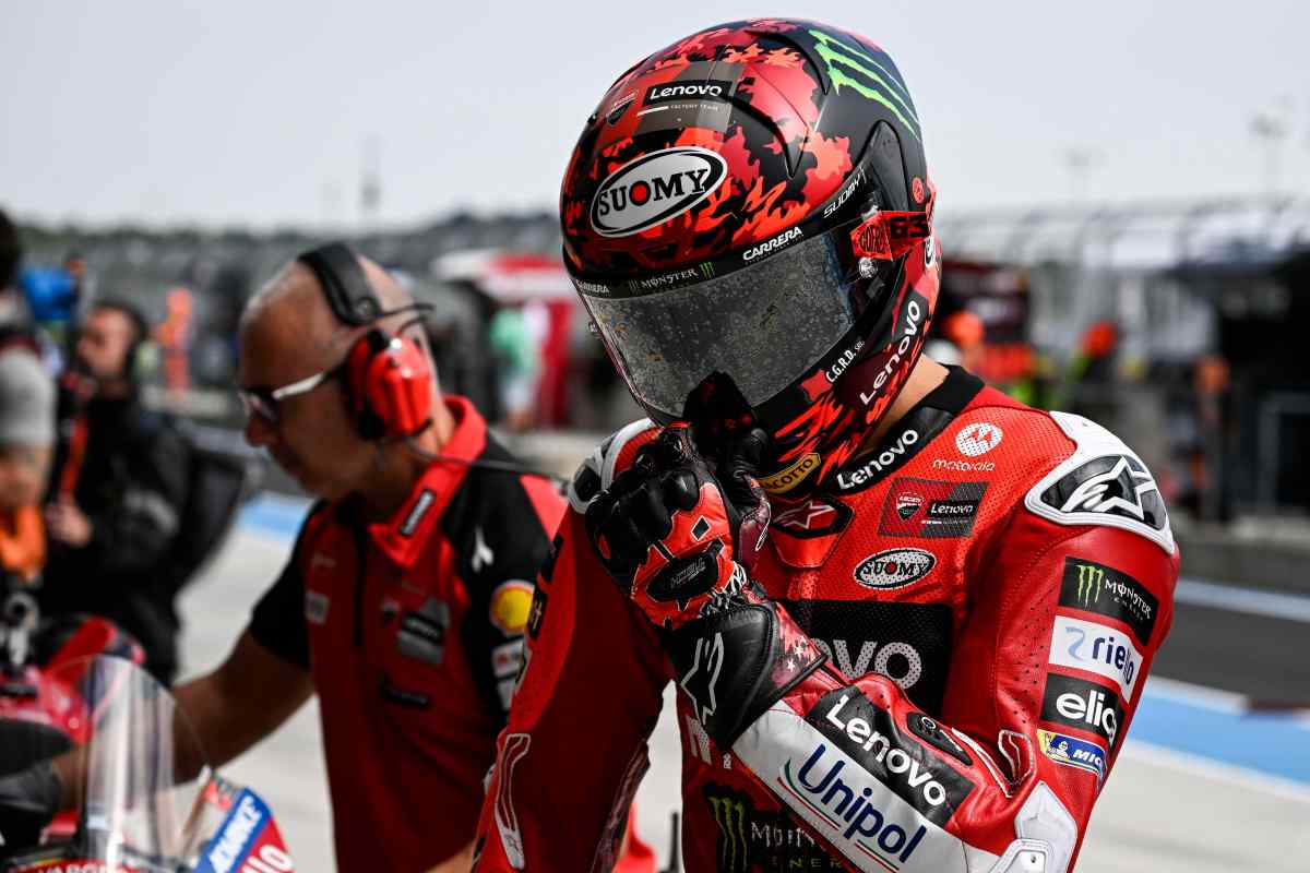 Bagnaia con il casco nei box