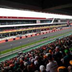 Gli spettatori in tribuna seguono il passaggio delle F1