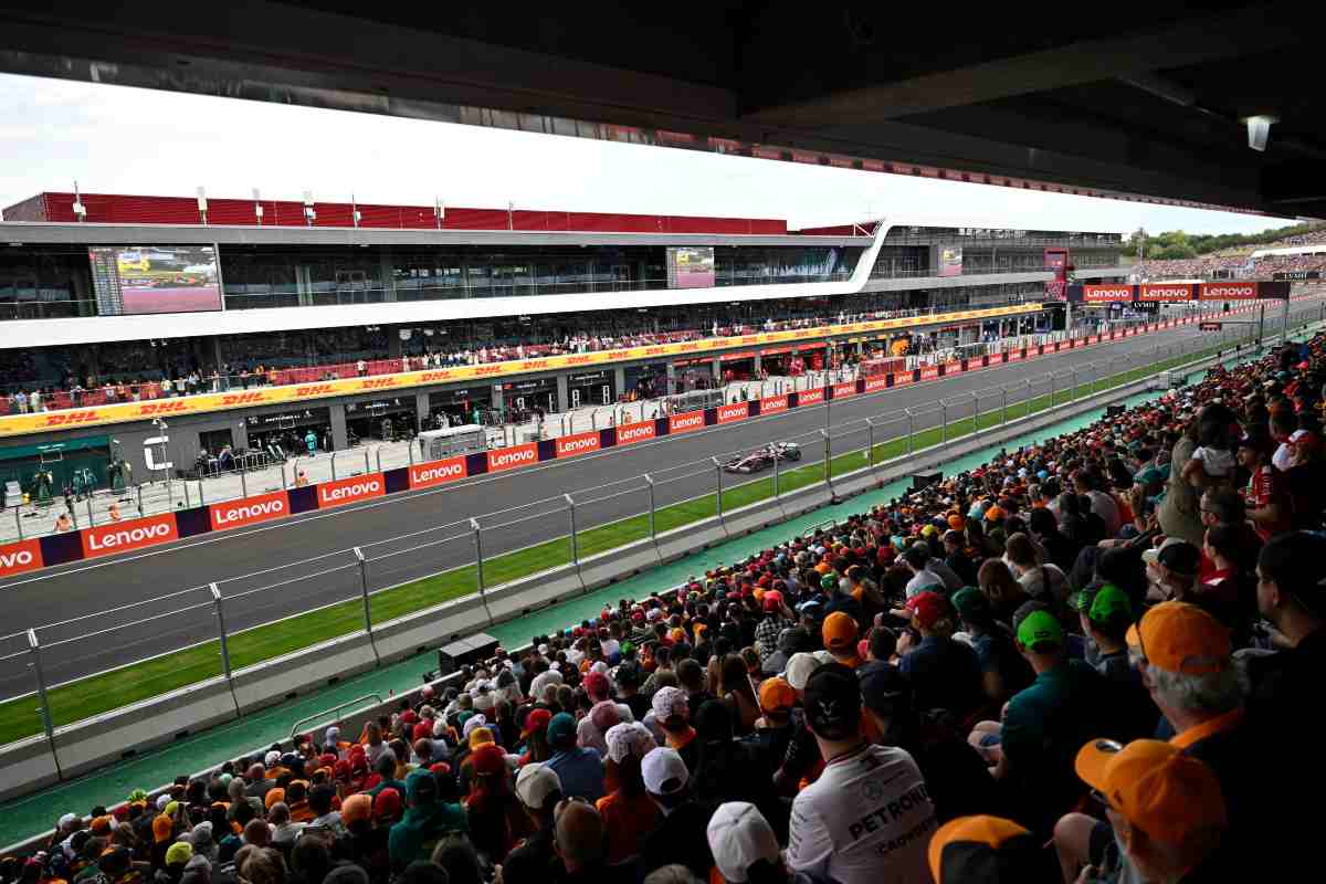 Gli spettatori in tribuna seguono il passaggio delle F1