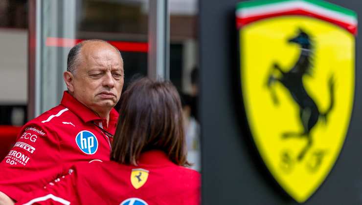 Il logo Ferrari e sullo sfondo il boss Ferrari Vasseur