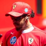 Hamilton nel box della Ferrari