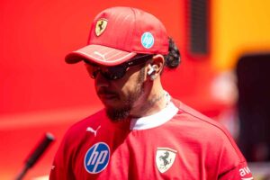 Hamilton nel box della Ferrari