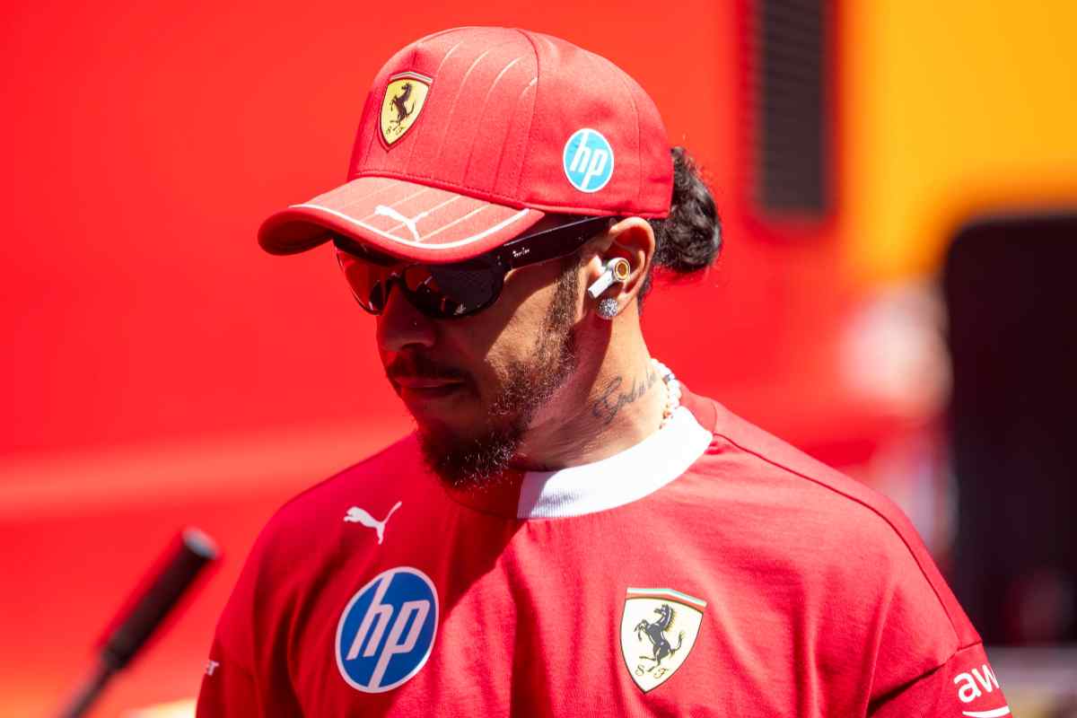 Hamilton nel box della Ferrari