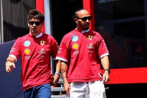 Hamilton e Leclerc nel paddock