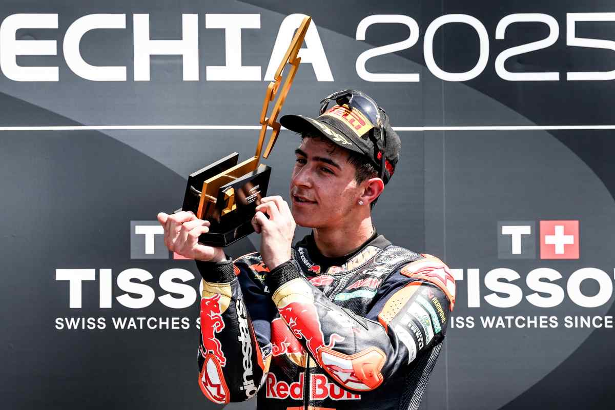 Acosta festeggia sul podio