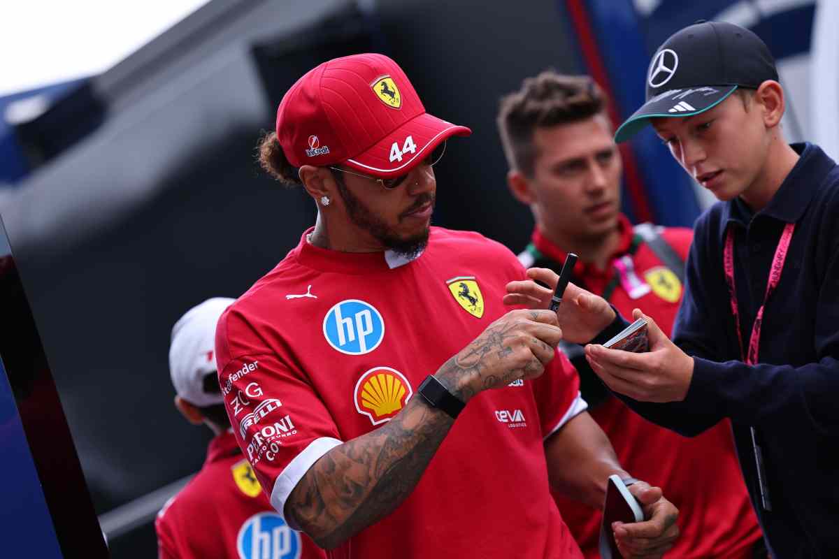 Lewis Hamilton firma degli autografi