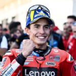 Marquez sorridente nel paddock