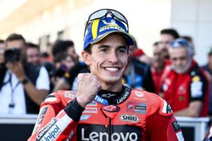 Marquez sorridente nel paddock