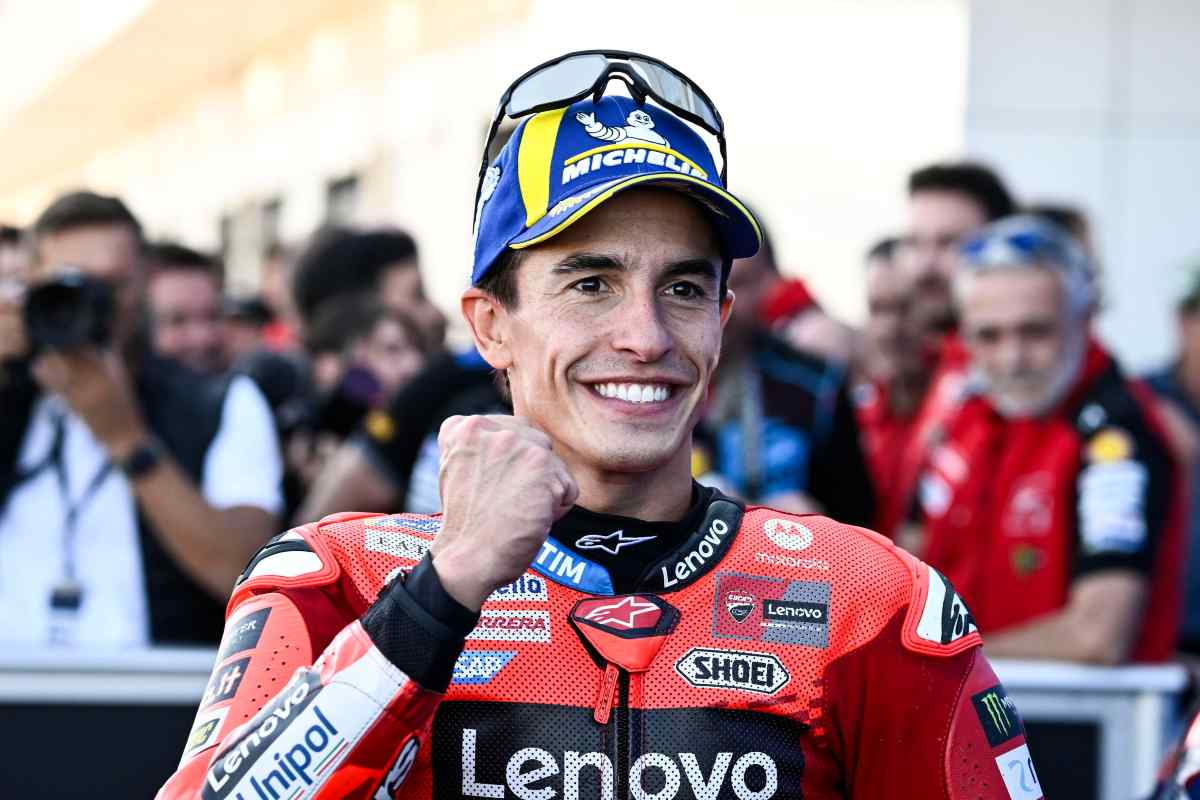 Marquez sorridente nel paddock