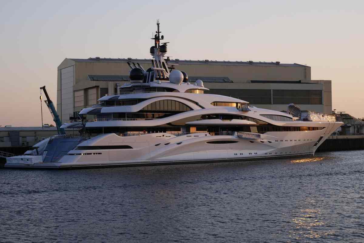 Un mega Yacht ancorato nel porto