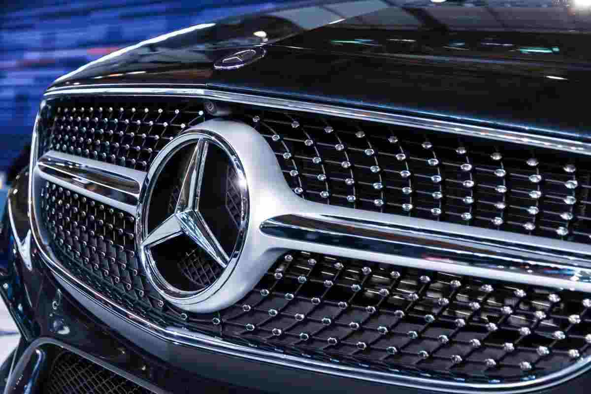 Mercedes in un fienile