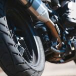 Le ruote di una moto in piega e la bandiera giapponese