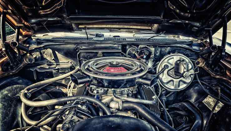 Il motore di un'auto alloggiato nel suo vano