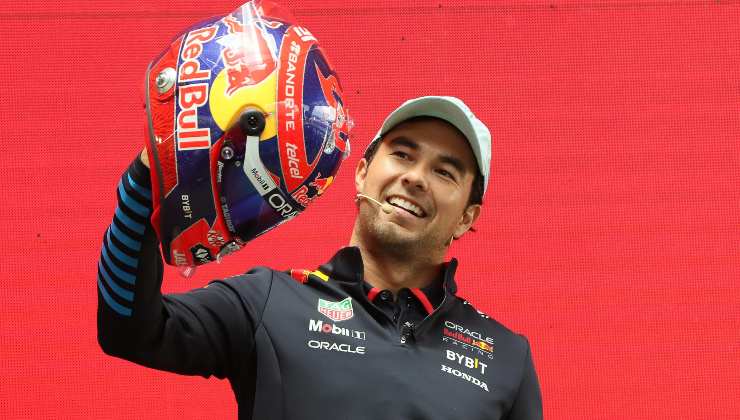 Sergio Perez con il suo casco in mano