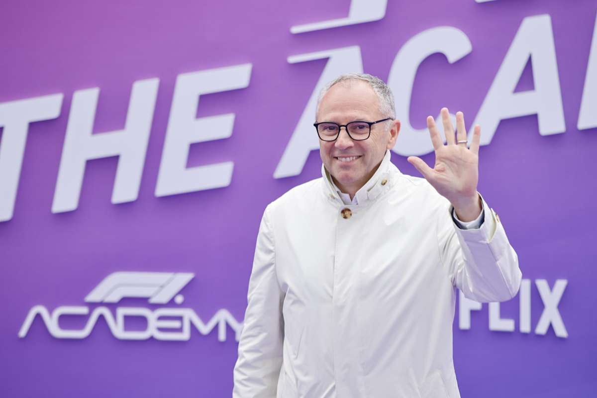 Stefano Domenicali saluta i fotografi