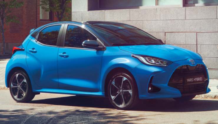 Un Toyota Yaris Hybrid parcheggiata