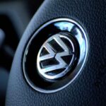 Il marchio della Volkswagen sul volante