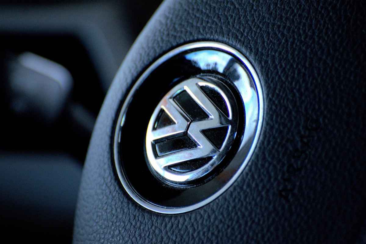Il marchio della Volkswagen sul volante