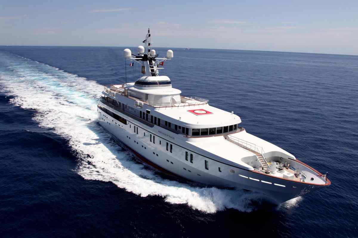 Super Yacht in mare