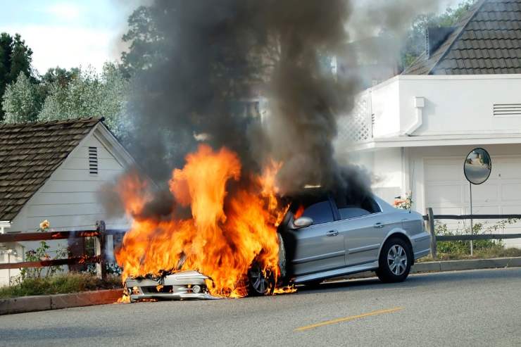 Auto incendio elettrico