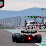 Una vettura di Formula 1 in uscita dalla corsia box
