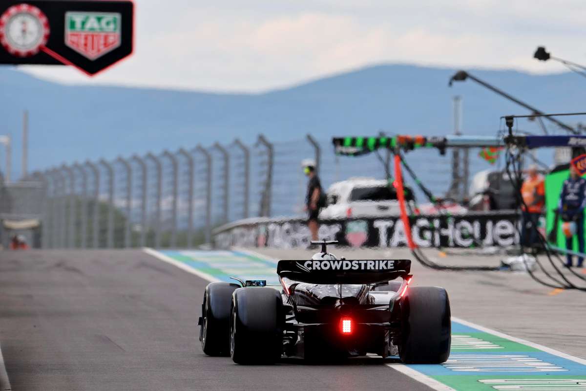 Una vettura di Formula 1 in uscita dalla corsia box