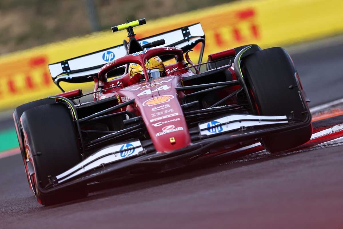 Lewis Hamilton in pista con la Ferrari