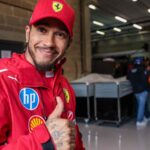 Hamilton sorridente e con il pollice alzato