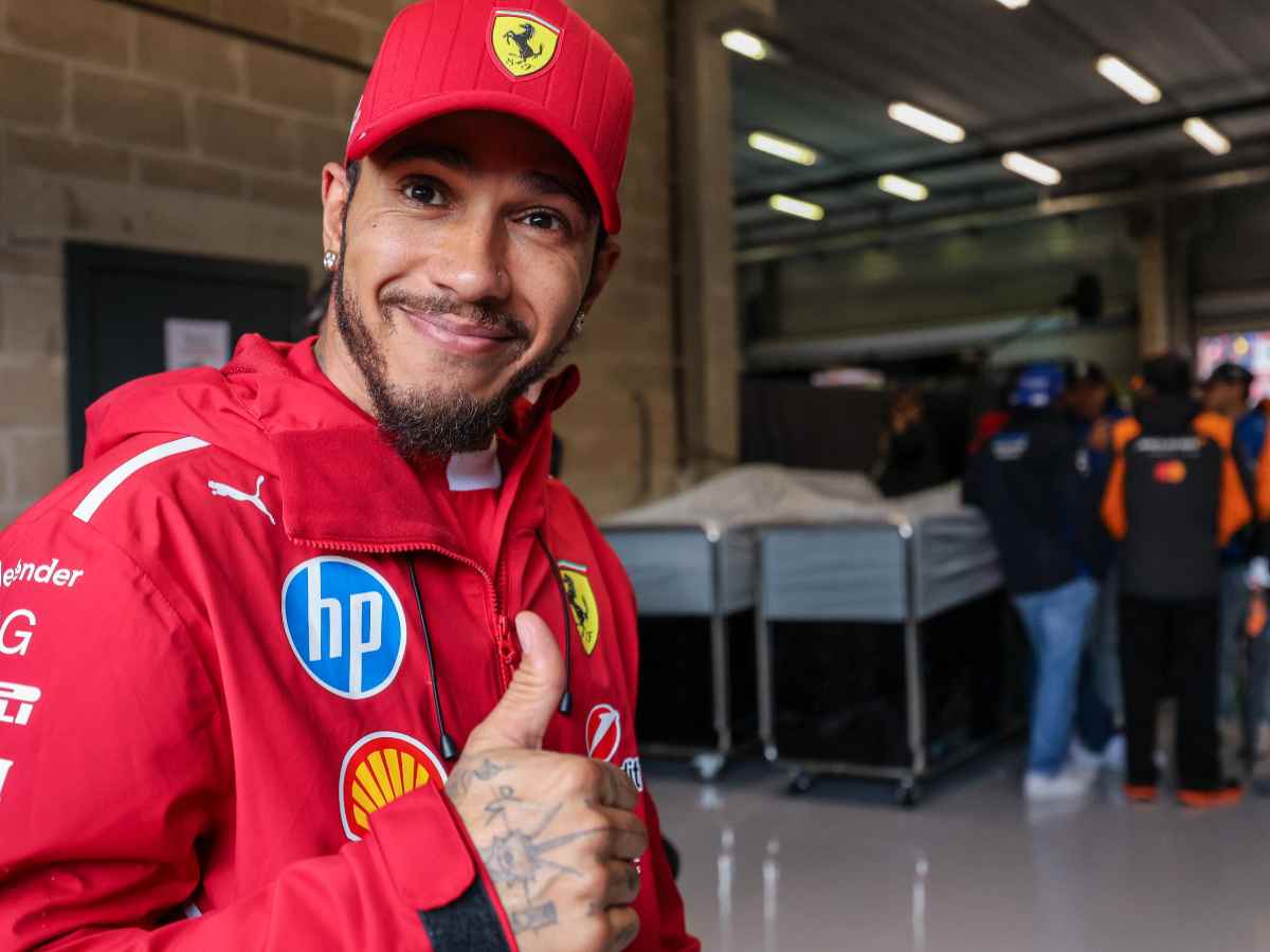 Hamilton sorridente e con il pollice alzato