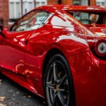 Parte del posteriore di una Ferrari parcheggiata
