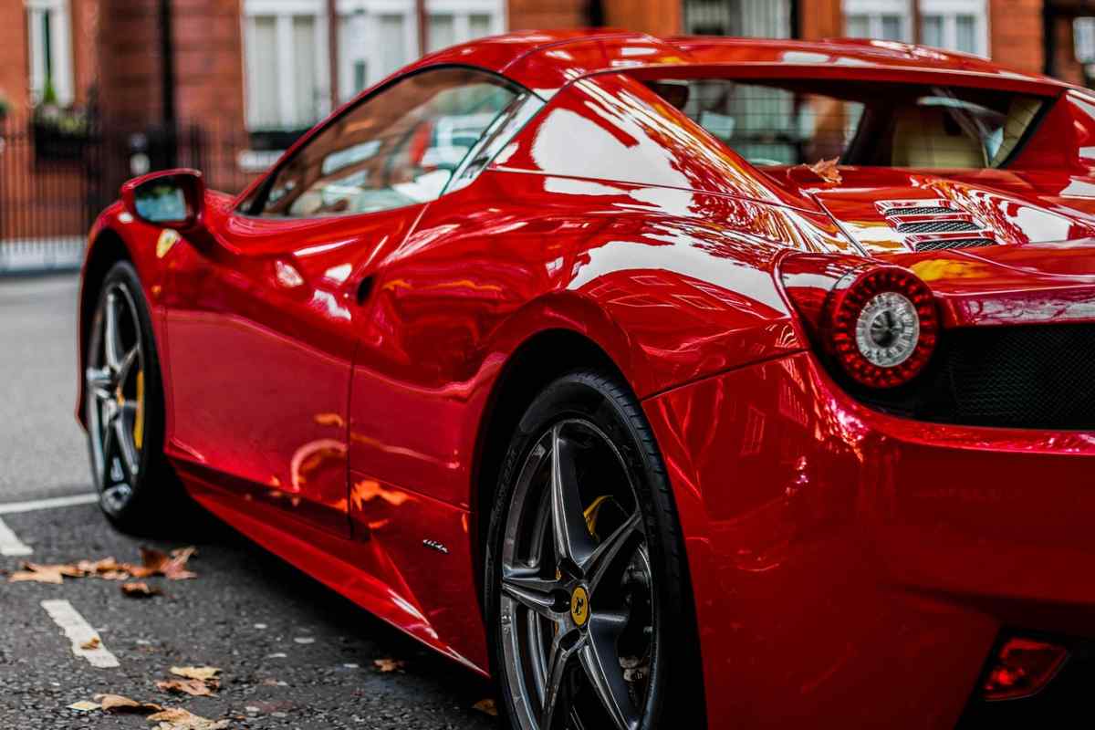 Parte del posteriore di una Ferrari parcheggiata