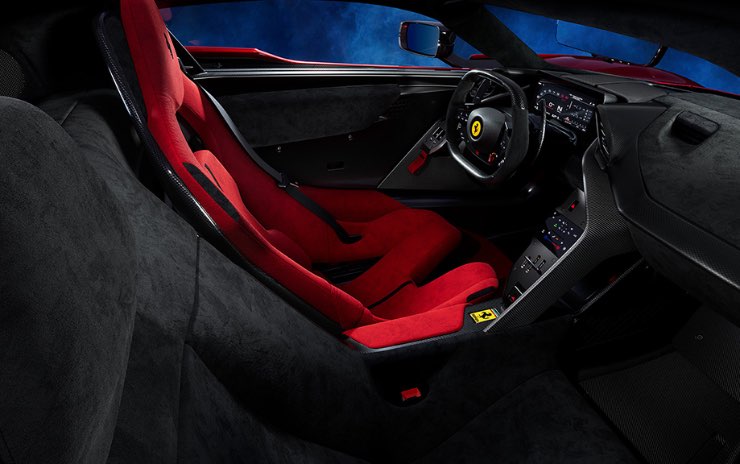 Ferrari F80 interni sembra un caccia