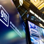 Il logo General Motors alla Borsa di New York