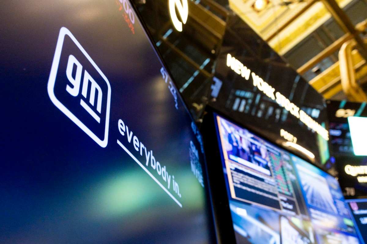Il logo General Motors alla Borsa di New York