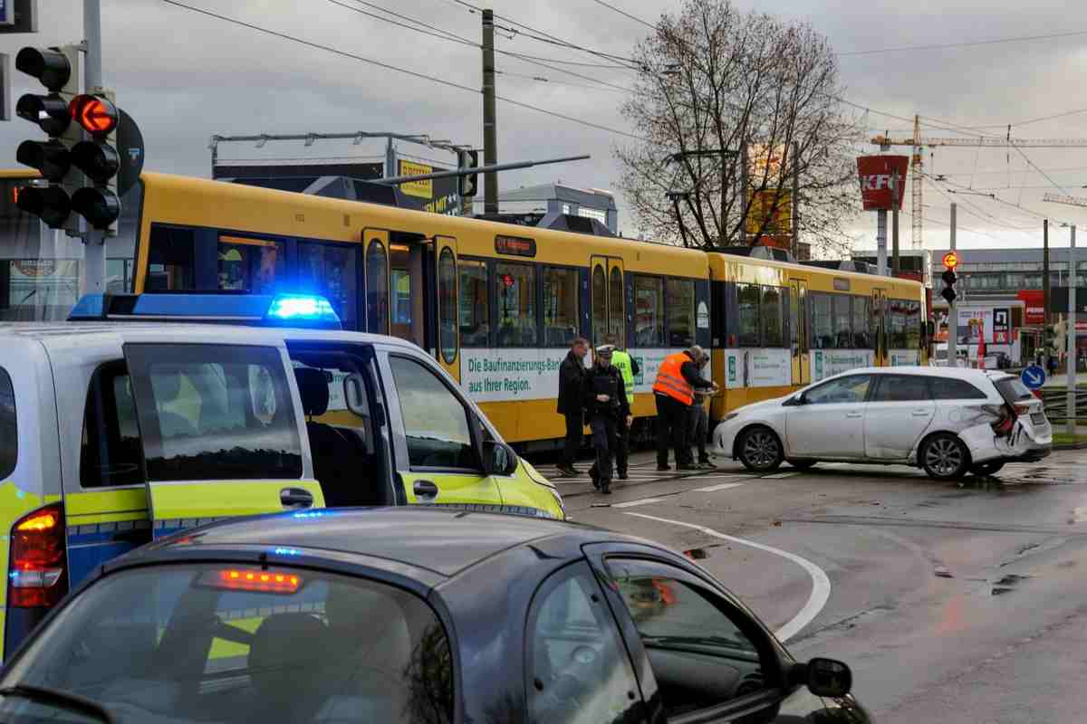 Ambulanza e forze dell'ordine per un incidente stradale