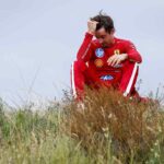 Leclerc si dispera a bordo pista