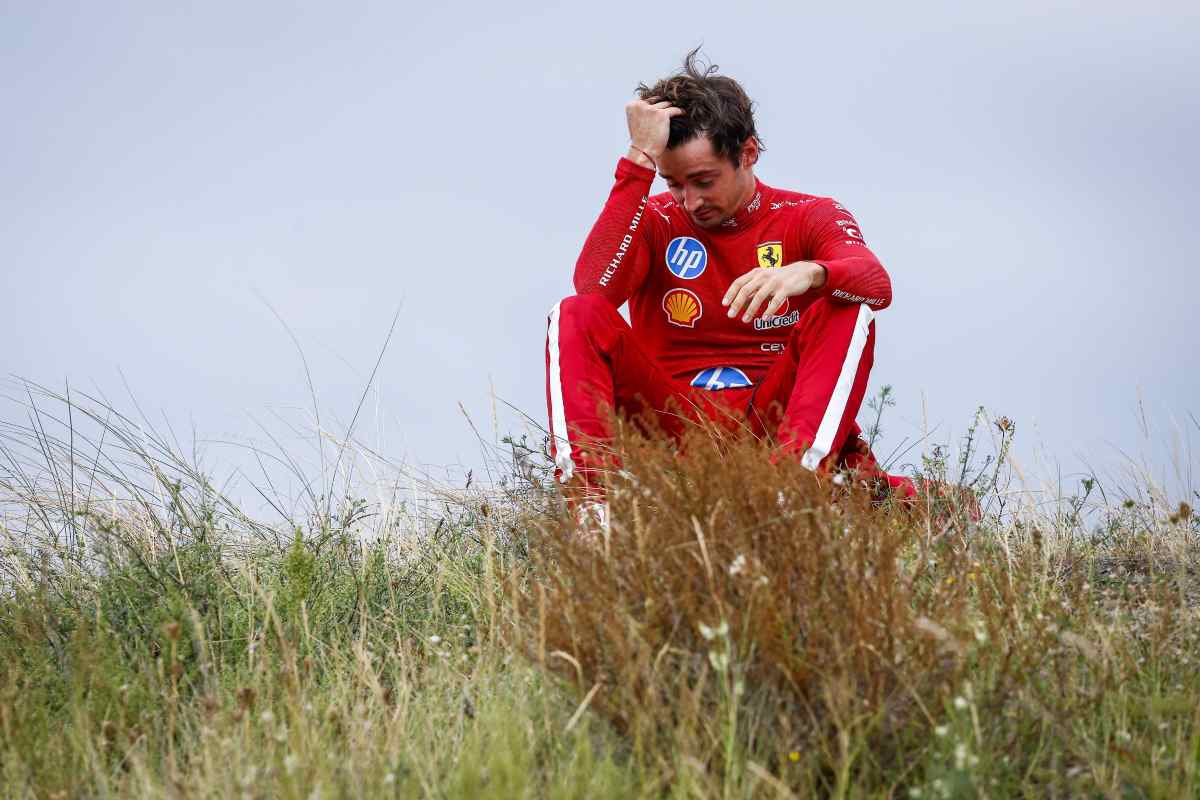 Leclerc si dispera a bordo pista