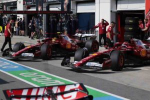 Leclerc e Hamilton nei box