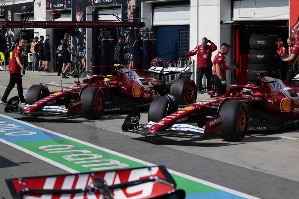 Leclerc e Hamilton nei box