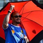 Hamilton con la divisa Ferrari