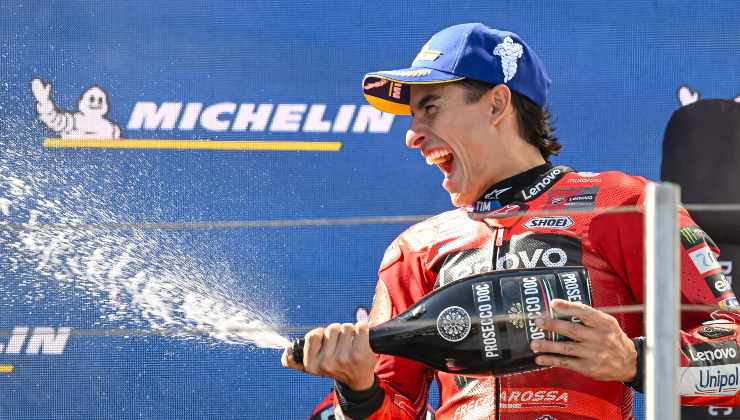 Marc Marquez festeggia sul podio