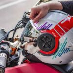 Un casco sopra la moto