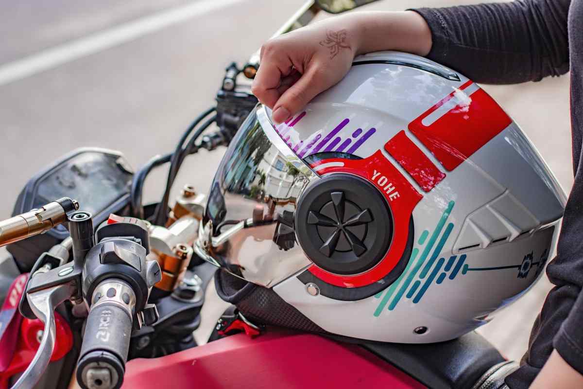 Un casco sopra la moto