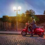 uno scooter in strada