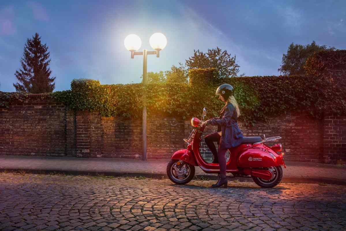 uno scooter in strada