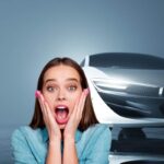 una supercar e una ragazza con espressione meravigliata